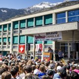 Pierre-Michel Venetz, président de la commune de Vetroz parle à Camille Rast, la skieuse valaisanne, lors d'une réception officielle de la Commune de Vétroz